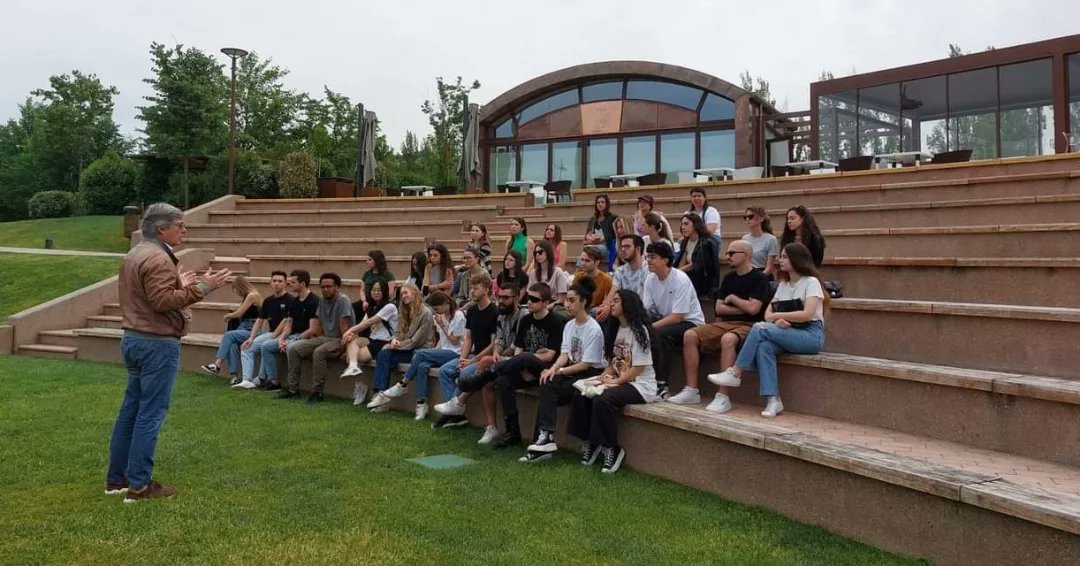 DICA_Unipg's tweet photo. 🌳Nella verde cornice del Barton Park, gli studenti del corso di Garden Design del Dipartimento di Ingegneria Civile e Ambientale dell'@UniperugiaNews hanno incontrato in loco i progettisti del medesimo parco, l'Arch. Fausto Bonucci e il Geom. Paolo Tognellini. https://t.co/KuNI04Y6gp