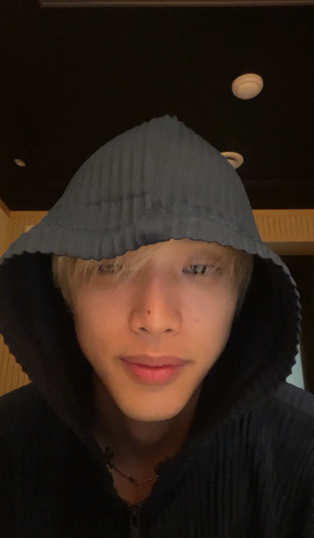0517feed's tweet photo. he's live! https://t.co/i1MkyFGau8