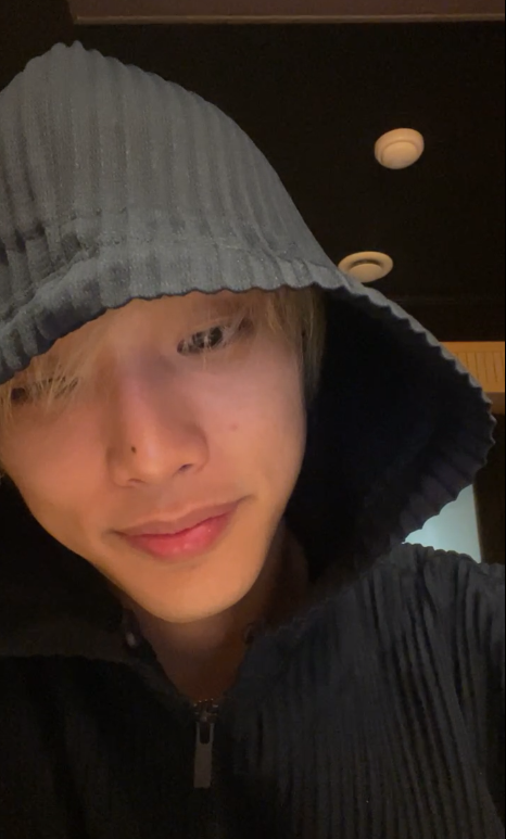0517feed's tweet photo. he's live! https://t.co/i1MkyFGau8