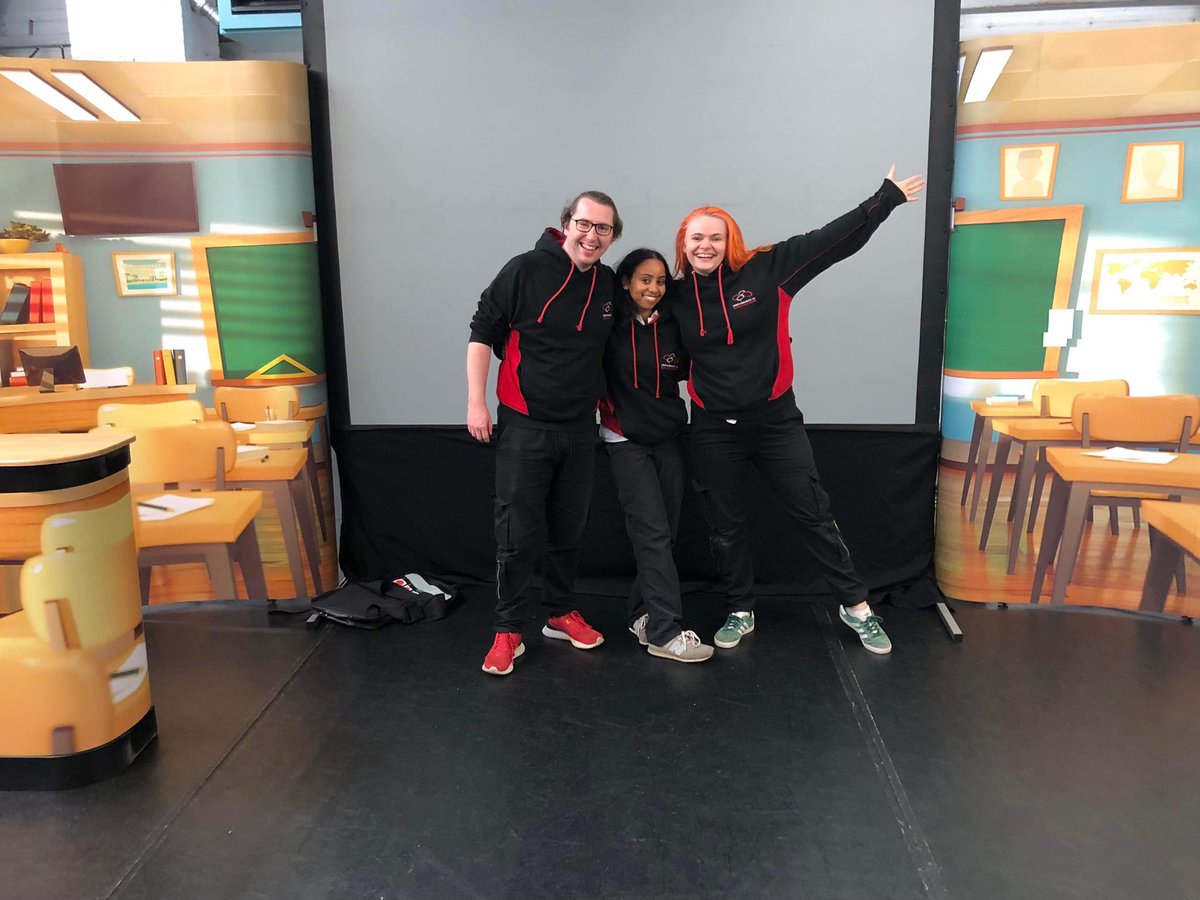 Obligatory end-of-tour team photo 📸☺️ obligatory meaning I demanded we have a picture 😅
.
.
.
.
.
#theatre #touringtheatre #tour #touring #actor #actorslife #tie #theatreineducation #virtualtheatre #team