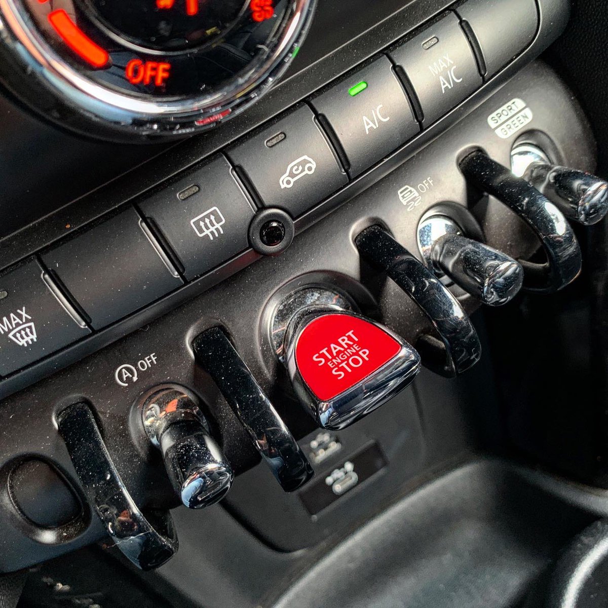 alto_octanaje1's tweet photo. MINI S Sidewalk Cabrio! Descapotable, frenos de disco, volante multifunción con paddle shifters, 3 modos de conducción, de 0 a 100 en 7.1 seg. Motor turbo de 4 cilindros y 2.0 lt, 192 HP y 280 Nm TA de 8 vel. @minimexico @zolzh @elponce66 @benja220596 #mini #minisidewalk https://t.co/bYfNyjgGr8