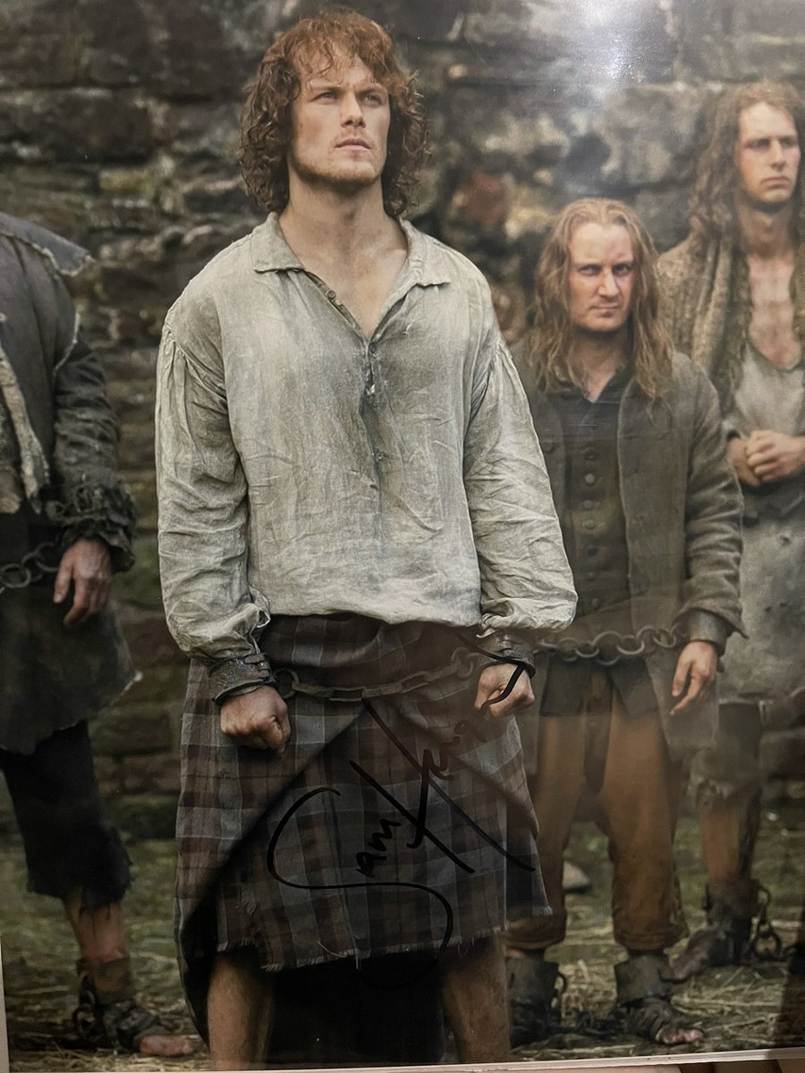 Monica1236's tweet photo. Yes @SamHeughan ❤️❤️❤️❤️ love a good signed pic. #Outlander #AddingtotheCollection #SamHeughan https://t.co/eOSBSlN0XK