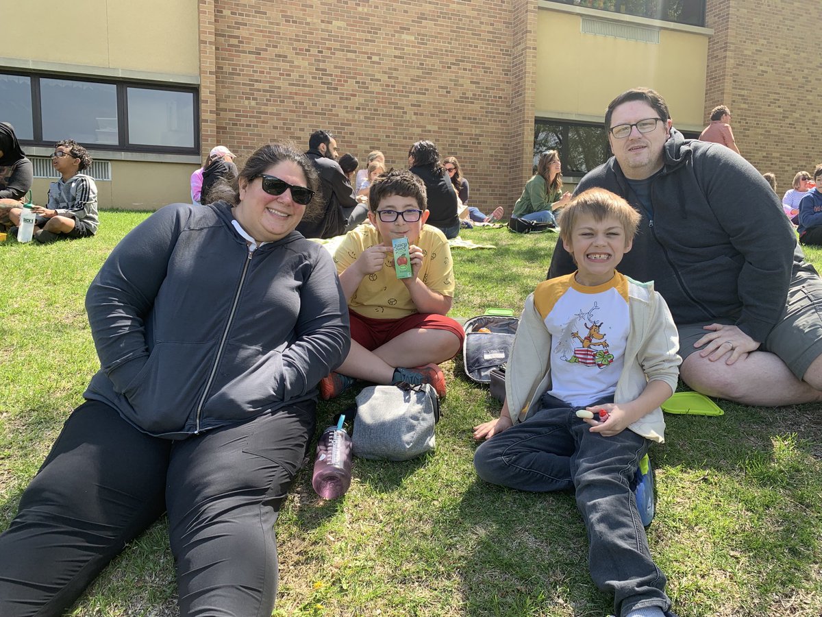 CSideCP307's tweet photo. CP family picnic 🧺 https://t.co/gUUFdCAy3S