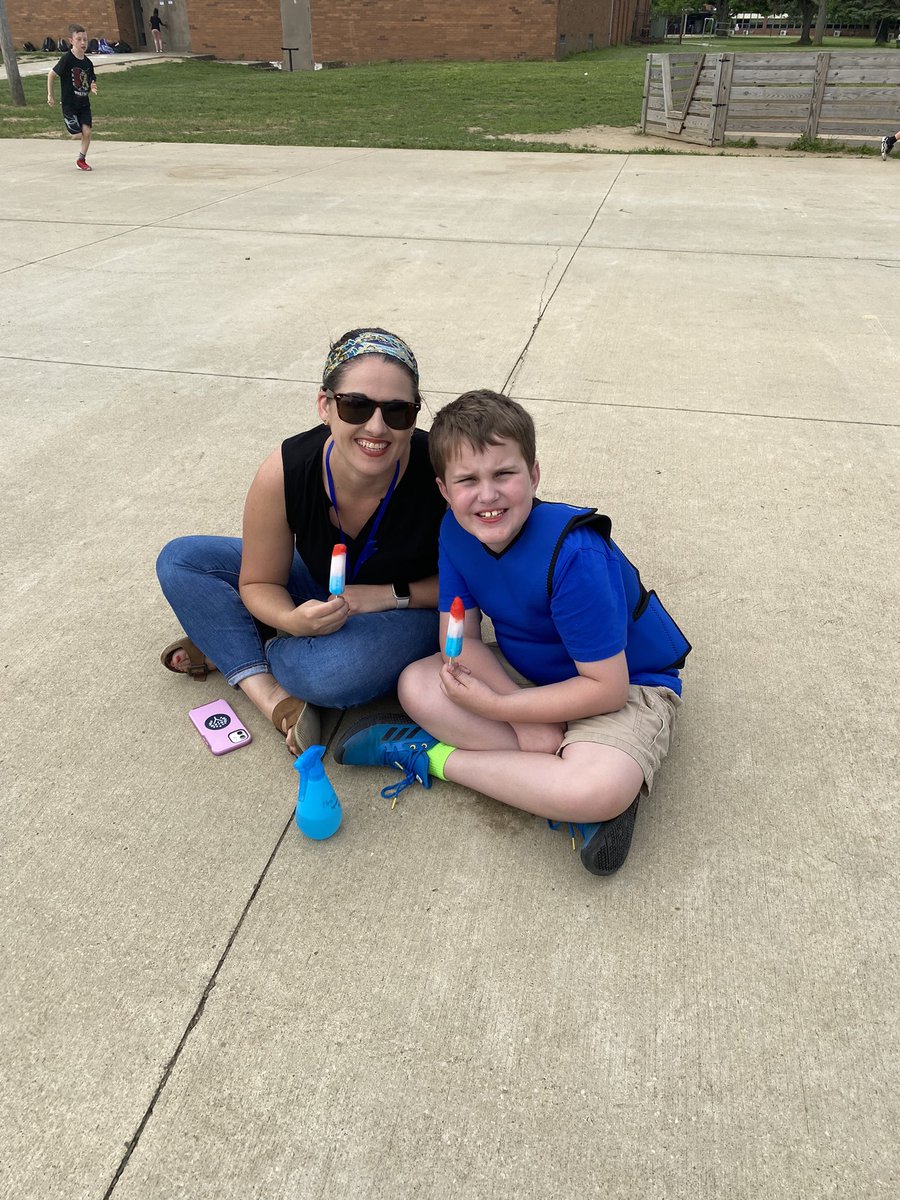 BaptieGretchen's tweet photo. Last day of school fun! #thirdgraderocks #wearemadisonblue #summerherewecome https://t.co/XT1kBlV242