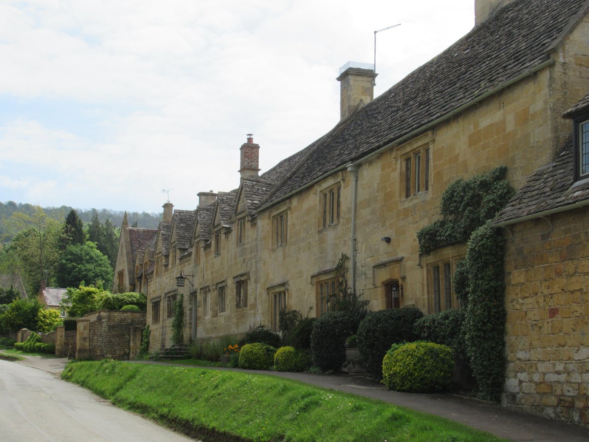 OneGirlWalker's tweet photo. Just over a week ago I walked the beautiful Cotswold Way National Trail - wildflowers, gorgeous views, and lovely villages all the way from Chipping Campden to Bath @cotswoldway #cotswoldway #cotswolds #walking https://t.co/sZG6SIqoCc