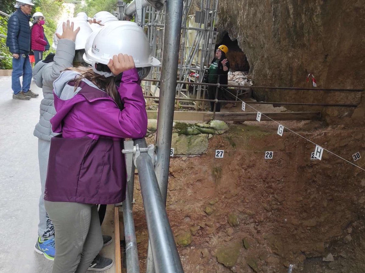 Los/as alumnos/as de 3° de primaria han visitado los Yacimientos de Atapuerca y han realizado un taller de adorno personal. ¡Cuánto han aprendido y cómo han disfrutado! #atapuerca