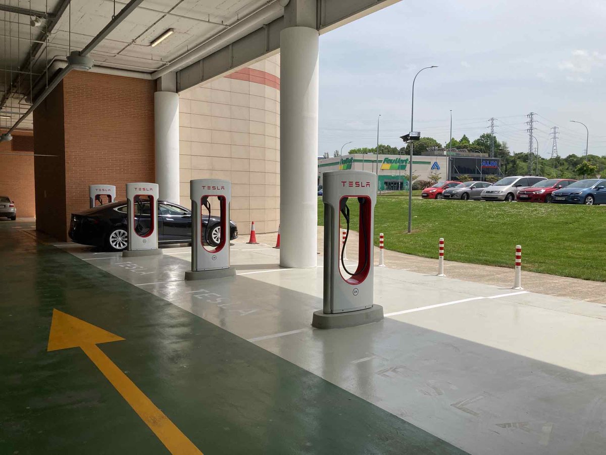 Tesla Charging tweet media