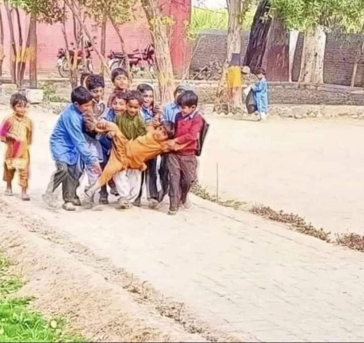Viphemantkumar's tweet photo. बचपन में स्कूल के मास्टर जी द्वारा भेजी गई कमांडो फोर्स, जो ना कोई बातचीत करती थी, ना ही कोई समझौता। सीधे वारंट का तामीला.! 
😊😊

#life https://t.co/0zLi7F4Zlh