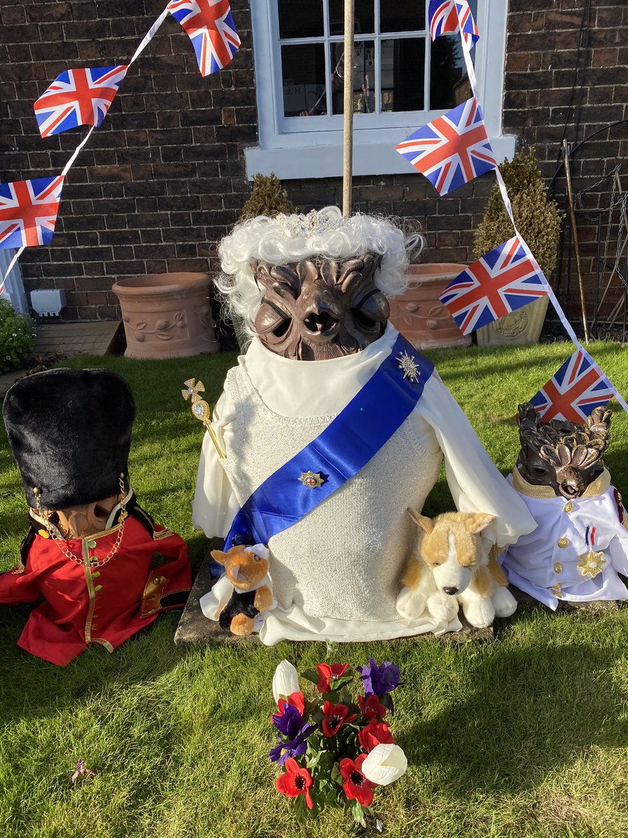 owl_upon's tweet photo. Her Majesty Queen Owlizabeth is preparing for the Coronation celebrations with her retinue. Happy Platinum Jubilee, everyone! #PlatinumJubilee #bartonuponhumberowldisplays
🦉🦉🦉🏛🇬🇧👑 x x x https://t.co/gyfnWxktO8