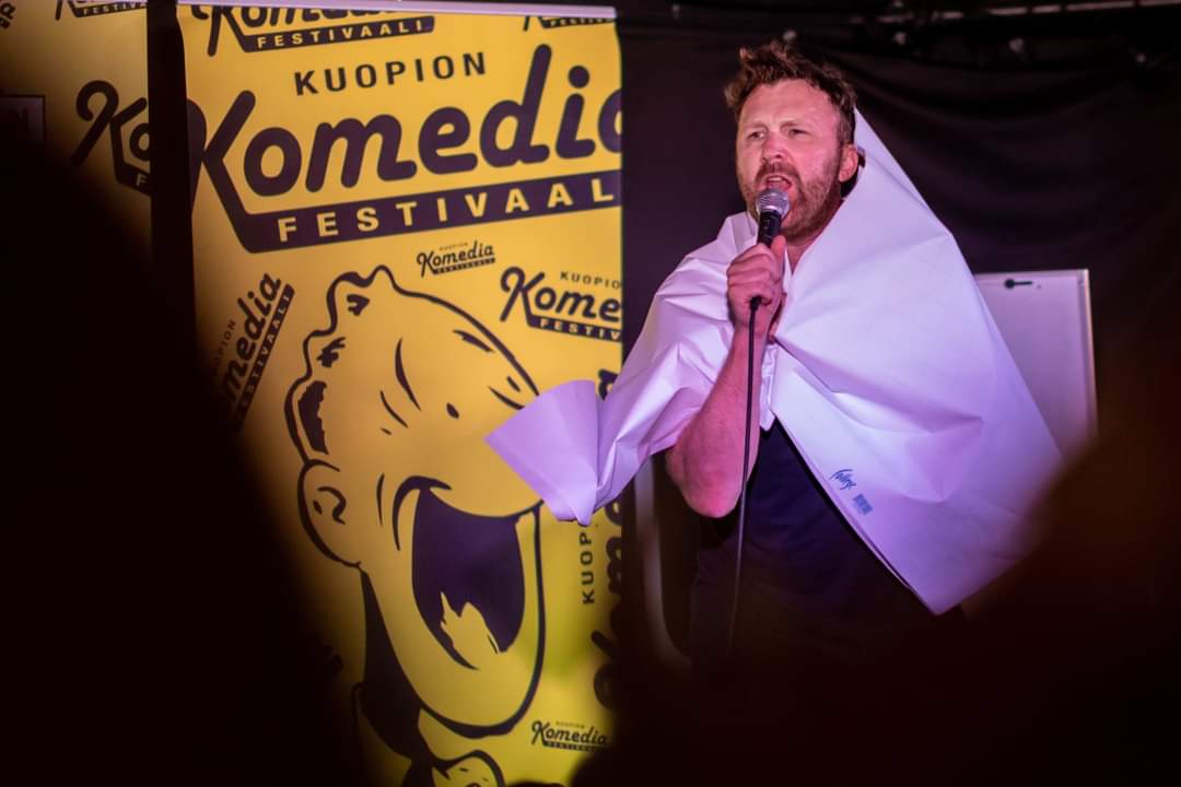 Lippukauppa käy tasaisesti. Kolmen viikon päästä on Komediafestarit, kolmen vuoden tauon jälkeen! Liput komediafestivaali.fi #komediafestarit