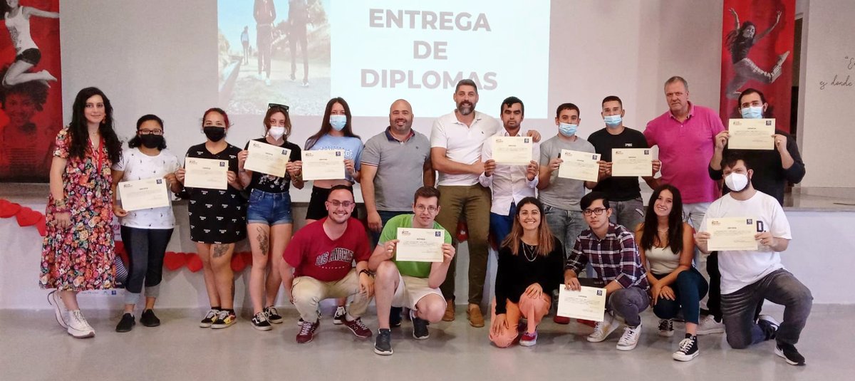 funddonbosco's tweet photo. Tras casi 3 meses de formación en nuevas tecnologías 🖥📱jóvenes de la #E2O @funddonbosco #Sevilla alcanzan el 1º de sus objetivos 🎯

#Hoy recogiendo el diploma, ¿han llegado al final del camino? 

¡NO!👈🏽

Todas/os continúan, con mucha fuerza 💪🏽, en búsqueda de #oportunidades https://t.co/Y3N1mauNkR