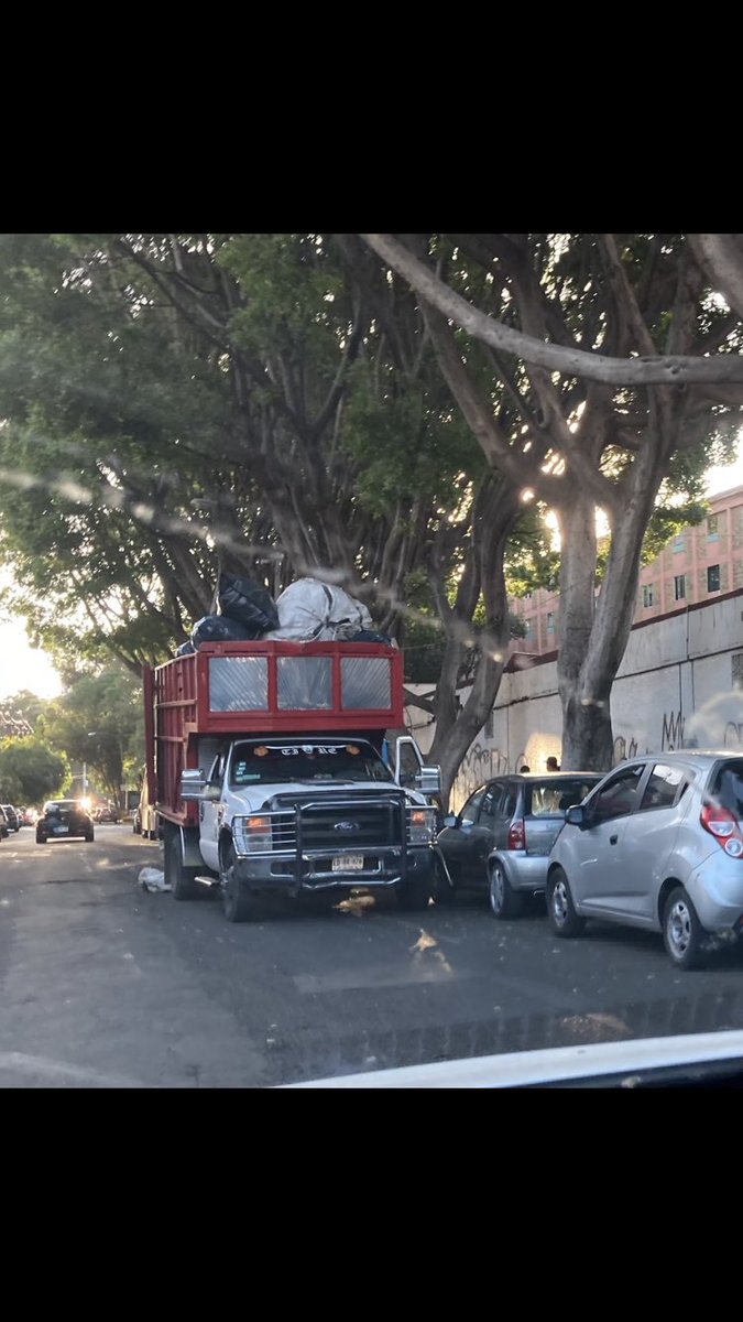 alegalayt's tweet photo. Hola, @AccionesBJ @BJAlcaldia , ya se puede separar y reciclar basura en la vía pública sin importar estorbar el paso peatonal o vehicular?. Lo anterior en Cumbres de Acultzingo esq. La Quemada. Gracias! https://t.co/jceOJ7xLwJ