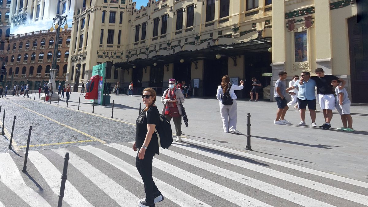 İşimin en güzel yanı hem ziyaret hem ticaret oluyor bu vesileyle İspanya Valencia'dayım. Kültür ve uygarlığın tüketim çılgınlığı olmadığını bir kez daha iç çekerek izliyorum. Darısı ülkeme dileklerimle