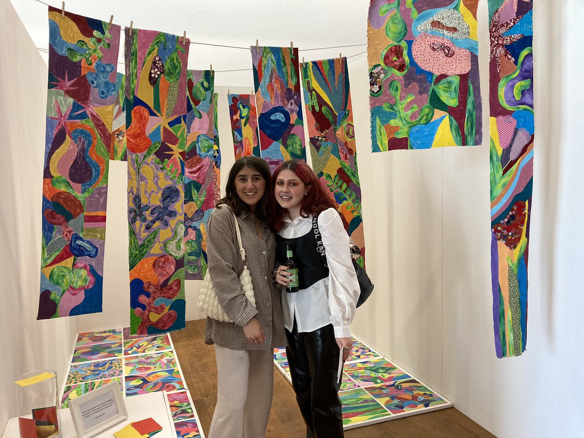 ElizabethKanwar's tweet photo. Final Art Exhibition.. congratulations Ellie ❤️🥂🎉 @elliekxox https://t.co/nW6G90pQBs