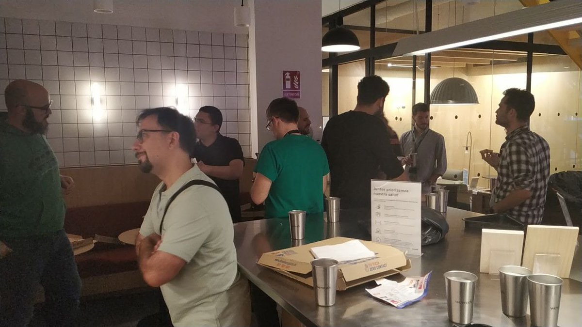MadridDevops's tweet image. El tan deseado networking en persona... #madrid_devops en su máxima expresión de nuevo. Pizzas, cervezas (by @aircall ) y charla. Muy contentos deben estar en @thehotelsnet con @jordimirobruix  y Enrique Hormilla. Gracias a todos por hacerlo posible de nuevo.