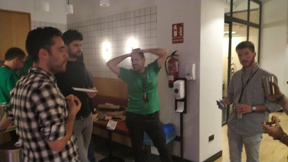 MadridDevops's tweet image. El tan deseado networking en persona... #madrid_devops en su máxima expresión de nuevo. Pizzas, cervezas (by @aircall ) y charla. Muy contentos deben estar en @thehotelsnet con @jordimirobruix  y Enrique Hormilla. Gracias a todos por hacerlo posible de nuevo.