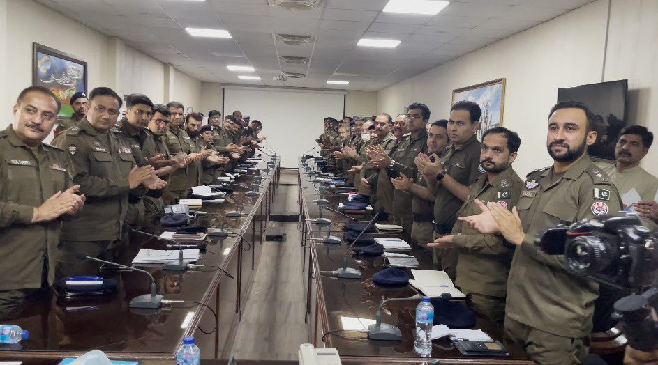 zeb_baig's tweet photo. سی پی او سید شہزاد ندیم بخاری نے دوران ڈیوٹی مثالی رویہ کا مظاہرہ کرنےوالے پنجاب پولیس کے کانسٹیبل محمدشہبازسے خصوصی ملاقات، تعریفی سنداور نقد انعام ۔پولیس کے افسران نےکانسٹیبل محمد شہباز کے اعزاز میں کھڑے ہوکرتالیاں بجاتےہوئےخراج تحسین پیش کیا https://t.co/W8WTTl559h