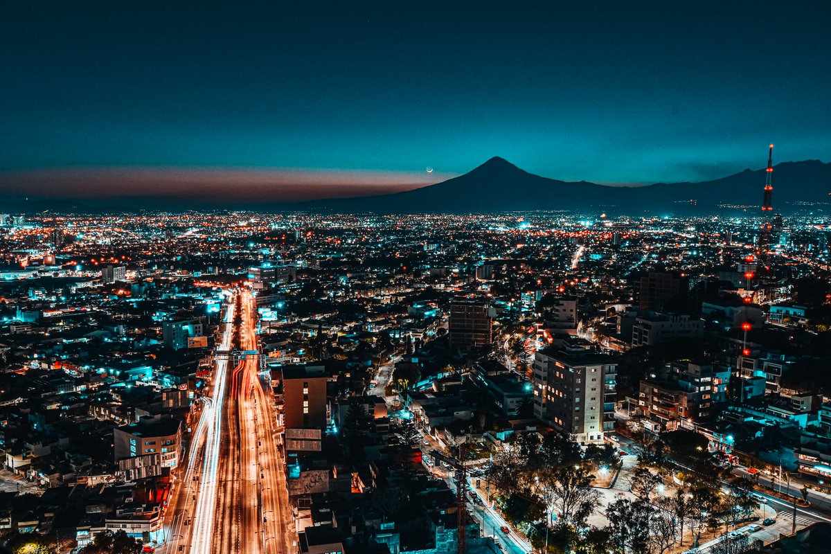Las tomé con mucho cariño, ojalá sean ligeros con sus críticas, pero, ¿qué opinan de estas fotos?

¿Cuántos lentes, tripiés y flashes creen que usé para cada una de ellas?