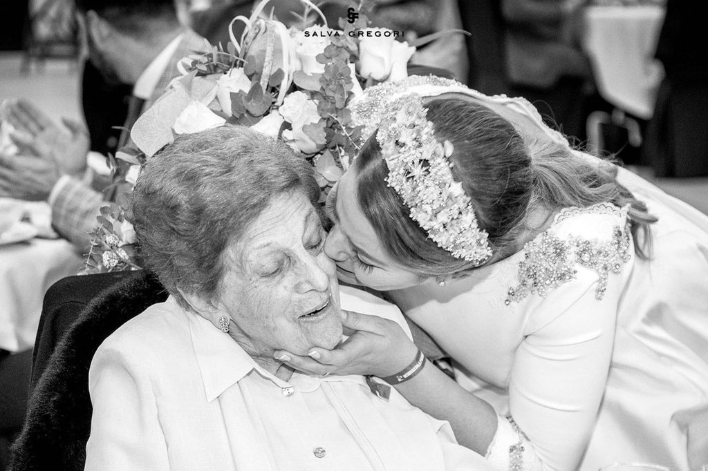 La suerte que tuvo <a href="/moraguesmaria/">María Moragues</a> de disfrutársela tanto y tan bien el día más importante de su vida. 

Y la suerte que tuvimos de compartir nuestras vidas con ella hasta casi sus 97 años. 

Es sin ninguna duda mi nueva foto favorita. 

#echándolademenos💫
