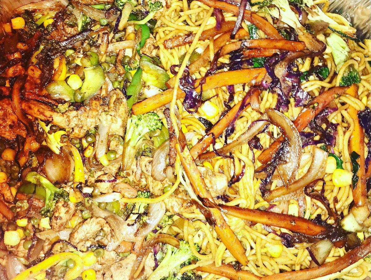 DIsBakeryCater's tweet photo. Vegetable and chicken chow mein. #simplydelicious #delightfullydelicious #chicken #vegetables #chowein 🍗🍜🥬🌽🥕🌽🧅🧄🫑 https://t.co/lPpTL3bSDN