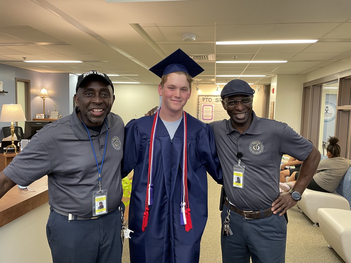 SOEGMLR5's tweet photo. We loved seeing former #SOESMM students today! Congratulations class of 2022! 🎓 https://t.co/WrqVvkMz5G