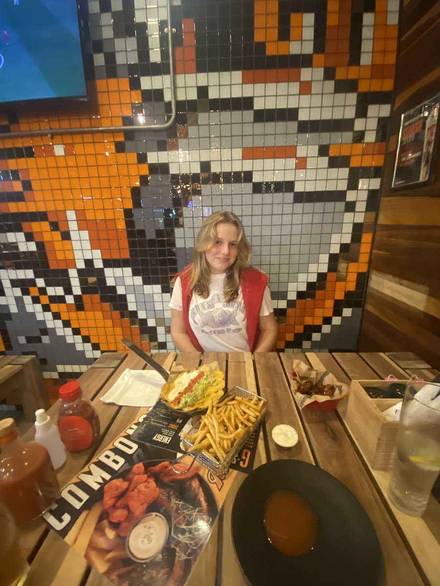 LuckyGordy's tweet photo. Dinner date with #Princess2 lucky Dad https://t.co/MdfJ0Qh02L