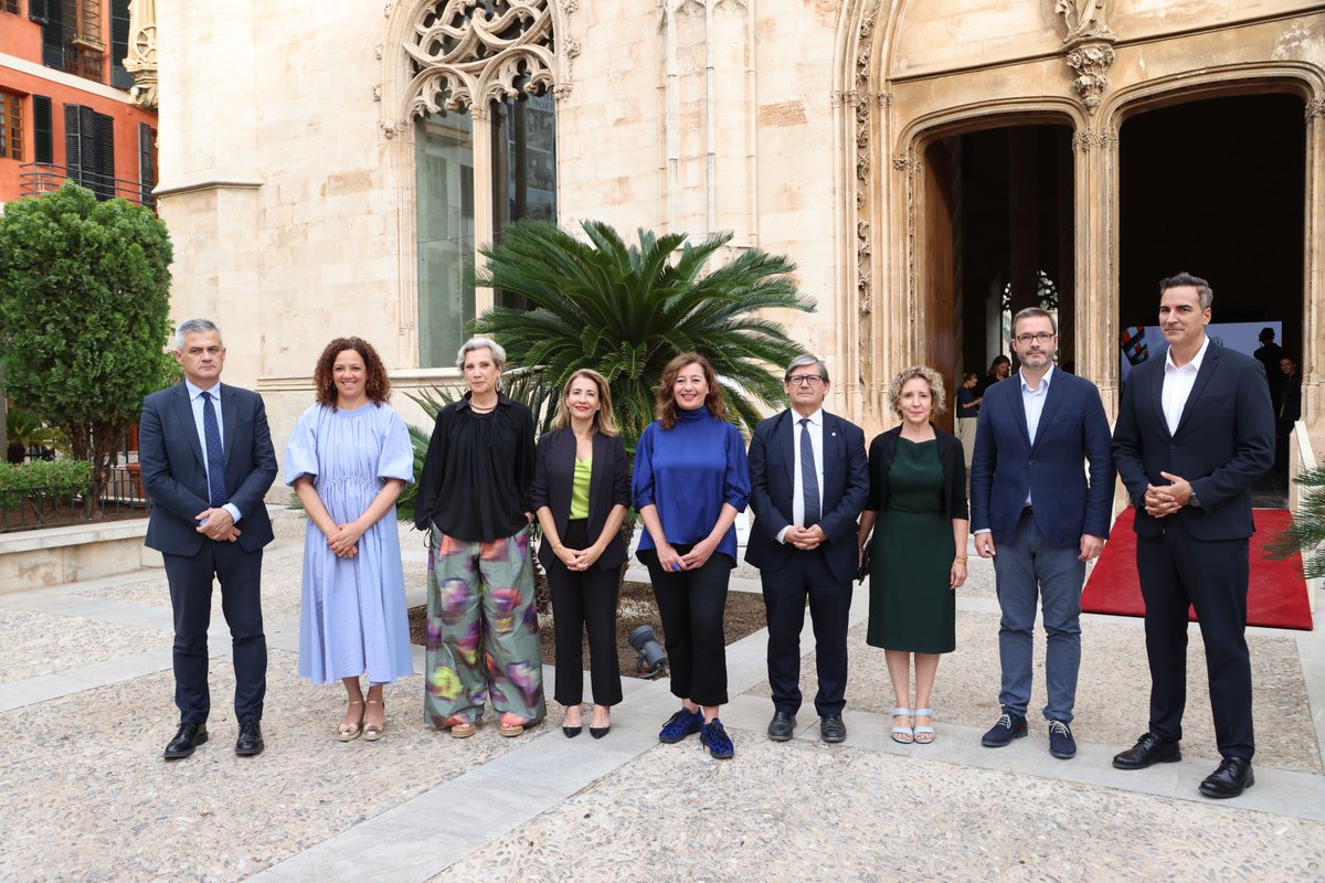 transportesgob's tweet photo. La ministra @raquelsjimenez ha hecho entrega del Premio Nacional de Arquitectura correspondiente a 2021 a Carme Pinós.🏆

Es la arquitecta española que cuenta con un mayor número de publicaciones y reconocimientos.

🗞️👉https://t.co/oX2zbimxoT https://t.co/WwpYbojGQy