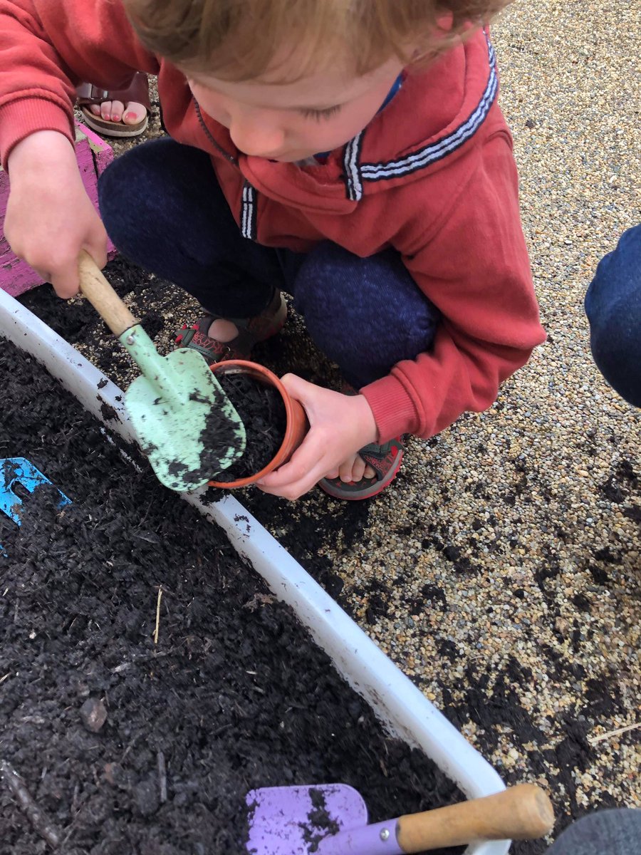 HorticultureTh1's tweet photo. The children listened to Princess &amp; the Pea.On the theme of peas they sang songs, shelled and sowed peas,made a collective picture using bubble wrap mittens &amp; shades of green paint, played with a farm, made peas from playdough&amp; made soup.Snack was pea &amp; mint dip &amp; breadsticks. https://t.co/bq9PyJbp6W