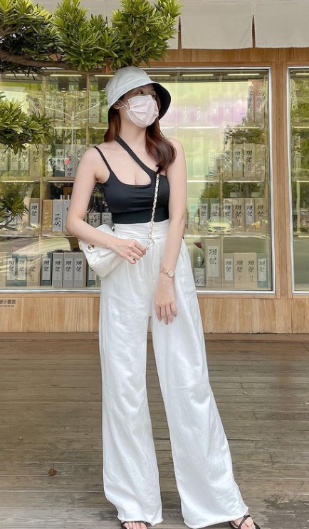 brie_hwang's tweet photo. Look, the clothes in the window are waving to me. https://t.co/SV9jWyXmEp