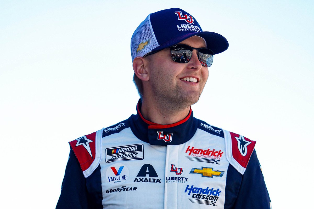 TeamHendrick's tweet photo. 𝗚𝗜𝗩𝗘𝗔𝗪𝗔𝗬 𝗔𝗟𝗘𝗥𝗧 🚨 

We’re giving away five wristbands to @WilliamByron’s autograph session on Saturday. RT and like this post to be entered. The drawing will close at 10 p.m. ET tonight and winners will be contacted via DM with pick-up instructions. https://t.co/0YhM67V1SD