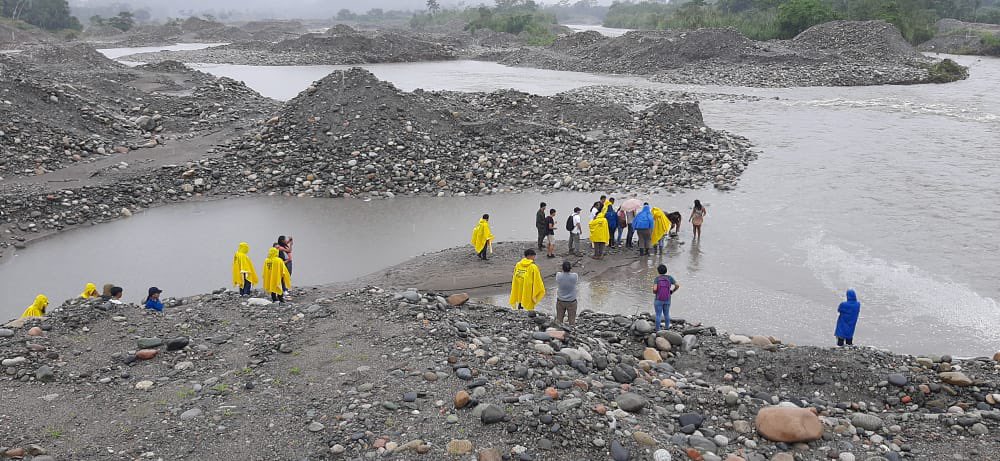 vozconfeniae's tweet photo. Representantes de tres países realizan un recorrido por el sector de Yutzupino, provincia del Napo, en el cual evidencian las afectaciones provocadas por la minería ilegal en la zona, esto en el marco del #EncuentroRegionalTOA de monitores y vigilantes comunitarios https://t.co/n3bS0UChXF