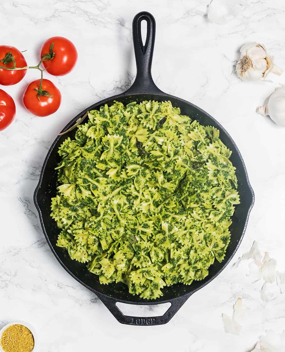 While I'm waiting for basil season to be in full swing (the seeds I planted are starting to pop up!), I'm enjoying kale pesto pasta! Eat it with pasta, pizza, sandwiches, or salads! 🌱

🍅 Recipe: seitanbeatsyourmeat.com/kale-pesto/
