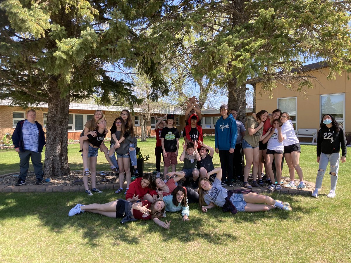 MrsSymonsGrade8's tweet photo. For Day of Caring this year, we painted river rocks for Creighton Lodge flower beds and made some happy chalk drawings! @PDaleSchool #science #art #careeredvolunteering https://t.co/IYv5lgkZt8