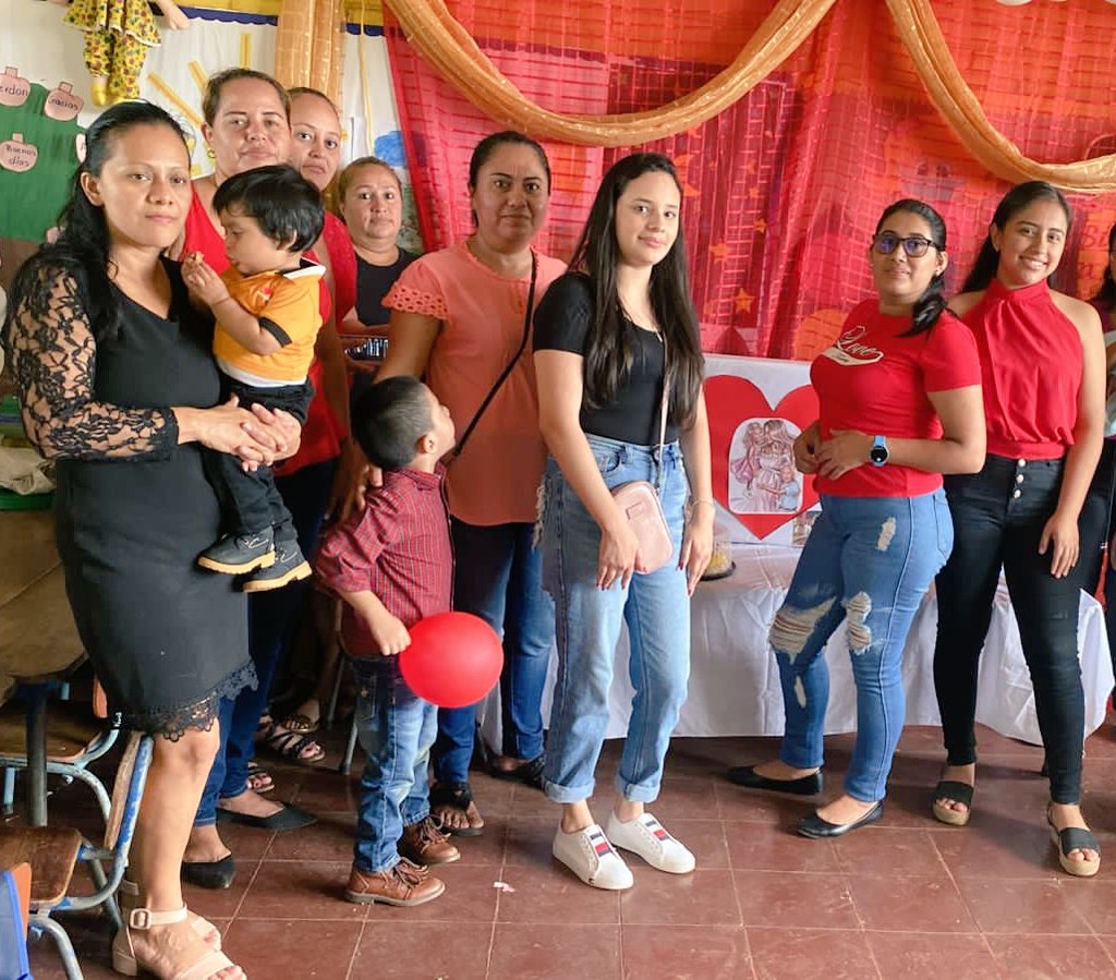Celebración Día de las Madres Nicaragüenses, con la participación protagónica de los miembros escuela José Reyes Canales, con bonitos arreglos y compartir. 

#BenditaMadre