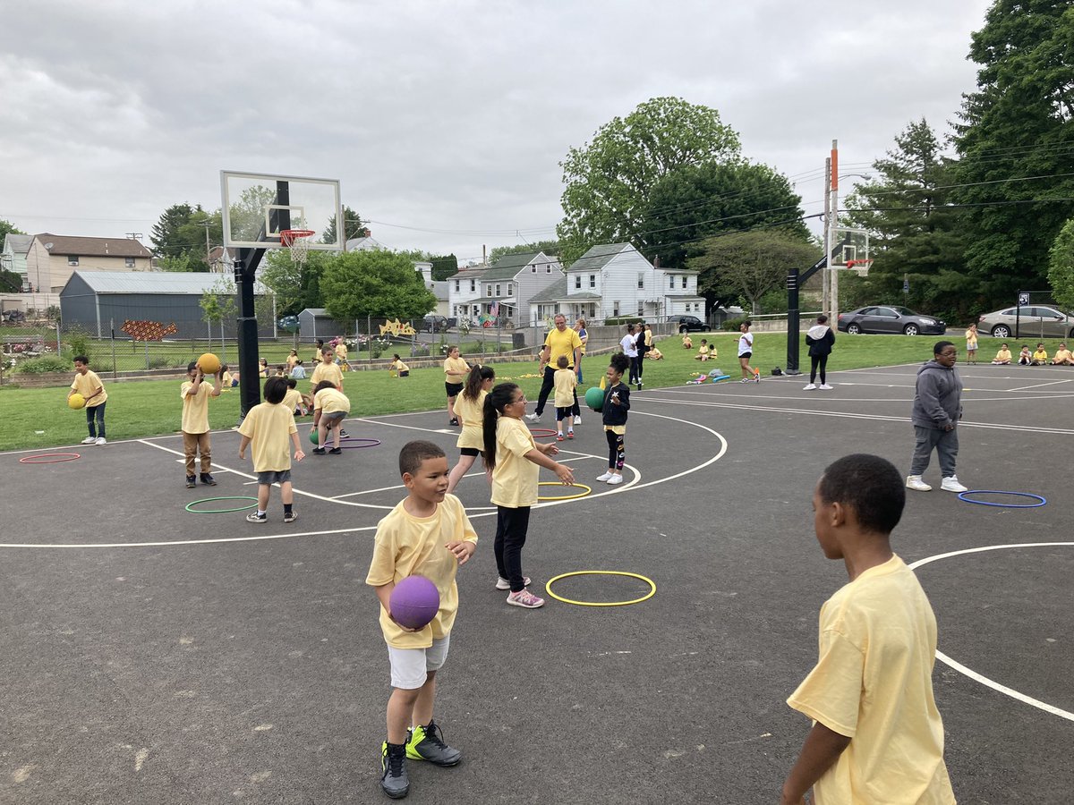 LebJHPrincipal's tweet photo. Lots of great things have been happening @HardingCedars the past few days! We are thrilled our kids have been able to enjoy Field Day, Harding Ice Cream Literacy Social, and shower off their immense talent in the spring concert! #HardingMade https://t.co/ZAcn5GRVIC