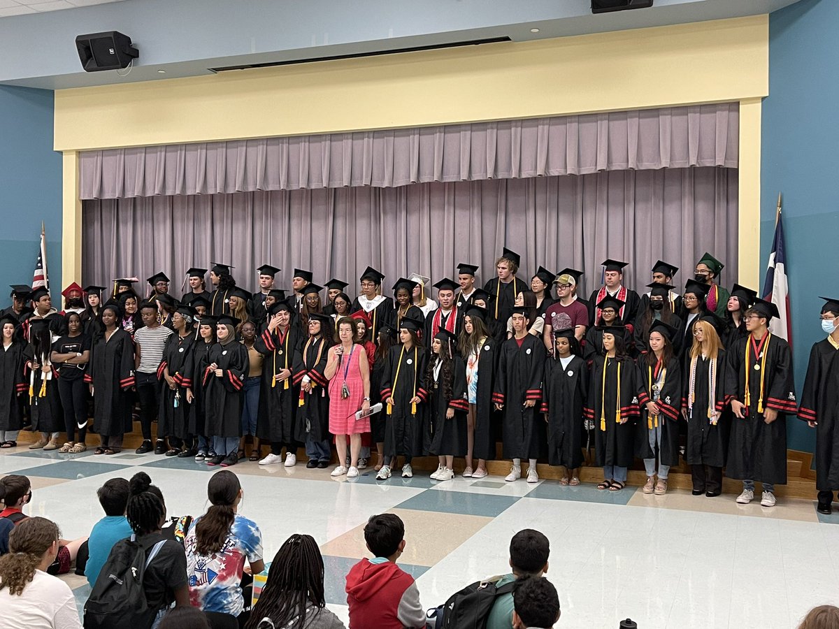 OCE_BlueJays's tweet photo. Thank you to our returning OCE Blue Jays who came back to lead our 5th graders on one last walk around the school! @AHSBulldogs @FBISDSupe https://t.co/kW9l10WCwJ