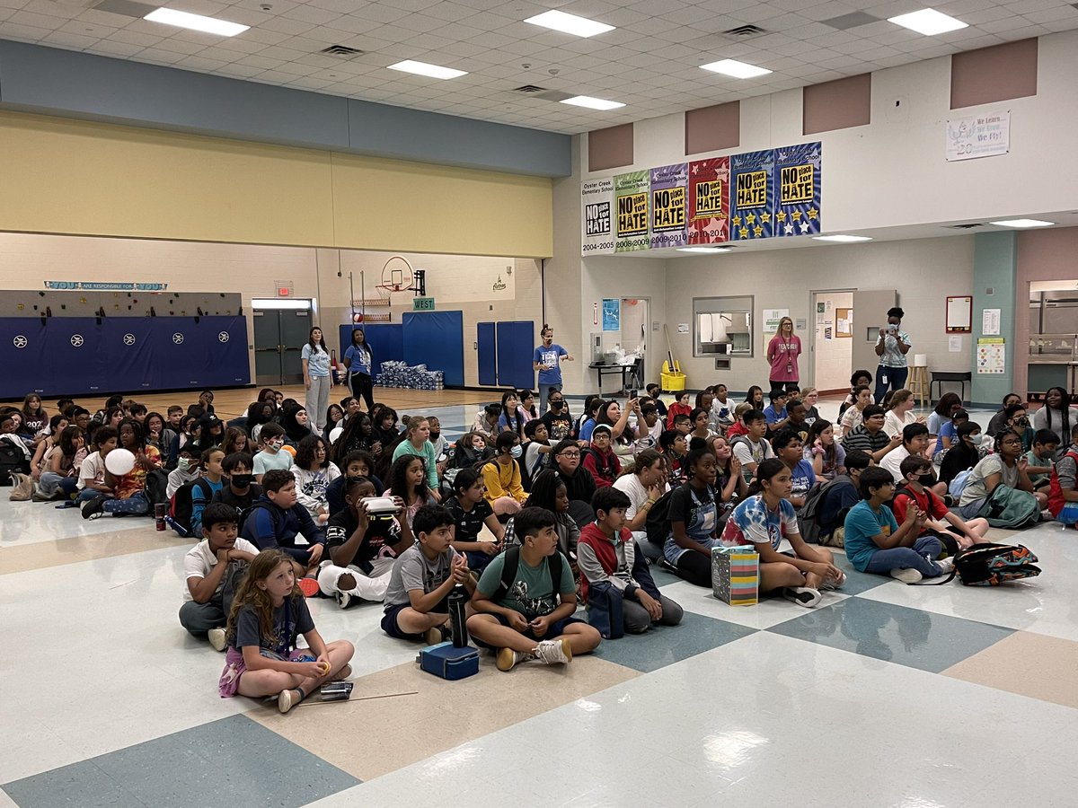 OCE_BlueJays's tweet photo. Thank you to our returning OCE Blue Jays who came back to lead our 5th graders on one last walk around the school! @AHSBulldogs @FBISDSupe https://t.co/kW9l10WCwJ