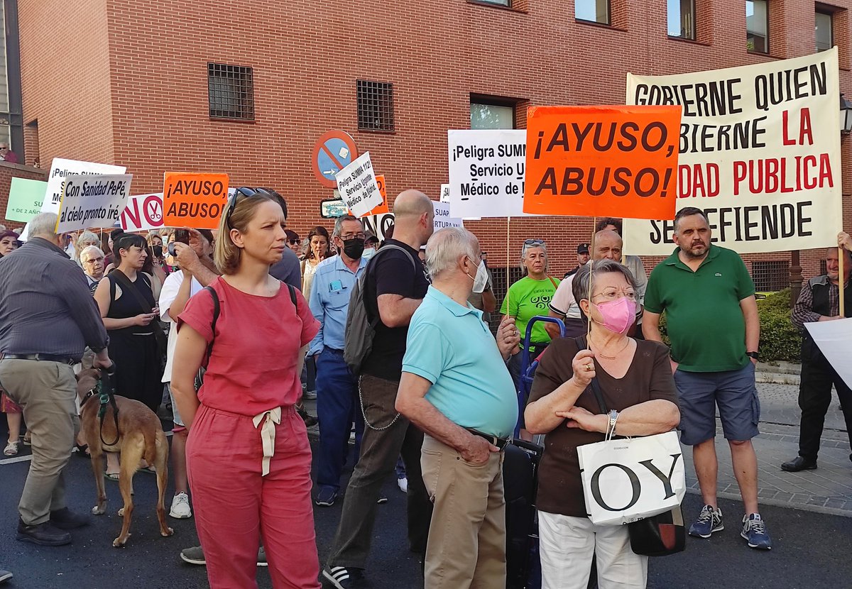 Carolalon1's tweet photo. Las vecinas de Villaverde vuelven a recorrer las calles del distrito en defensa de la #SanidadPública.

Son ya más de 2 años con las urgencias (SUAPs) cerradas y un deterioro evidente.

Ayuso miente y dice que ya están abiertos, pero hoy hemos ido a comprobar a la puerta que NO. https://t.co/QFi0taJitU
