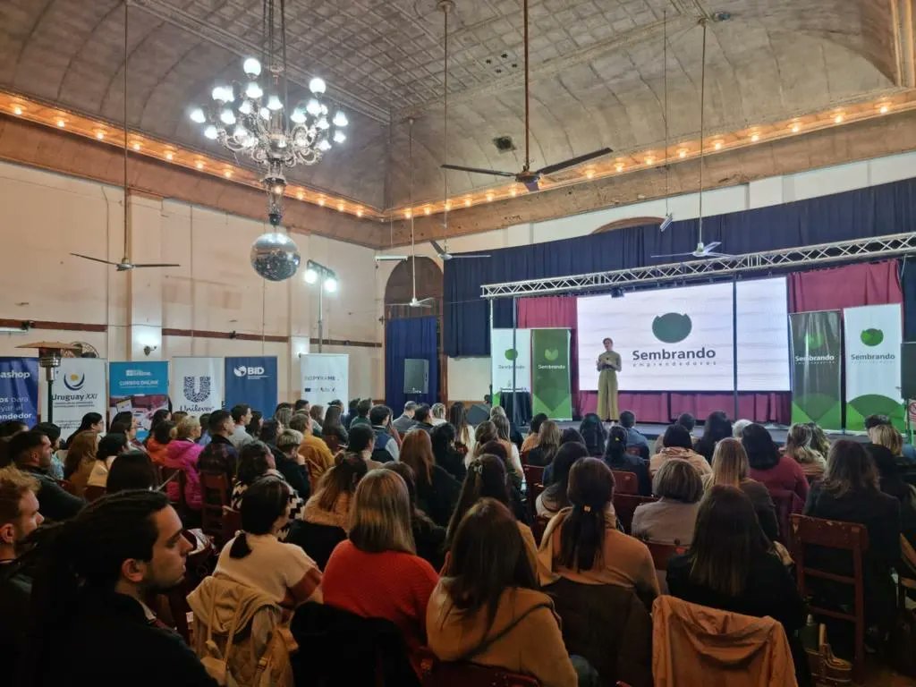 loliponcedeleon's tweet photo. SEMINARIO SEMBRANDO EN CERRO LARGO

Capacitamos a emprendedores y personas con idea de negocio de todo el departamento de Cerro Largo, quienes adquirieron conocimientos en marketing digital y de consumo, publicidad, herramientas digitales, exportaciones y marco legal. https://t.co/18RnHIcYep
