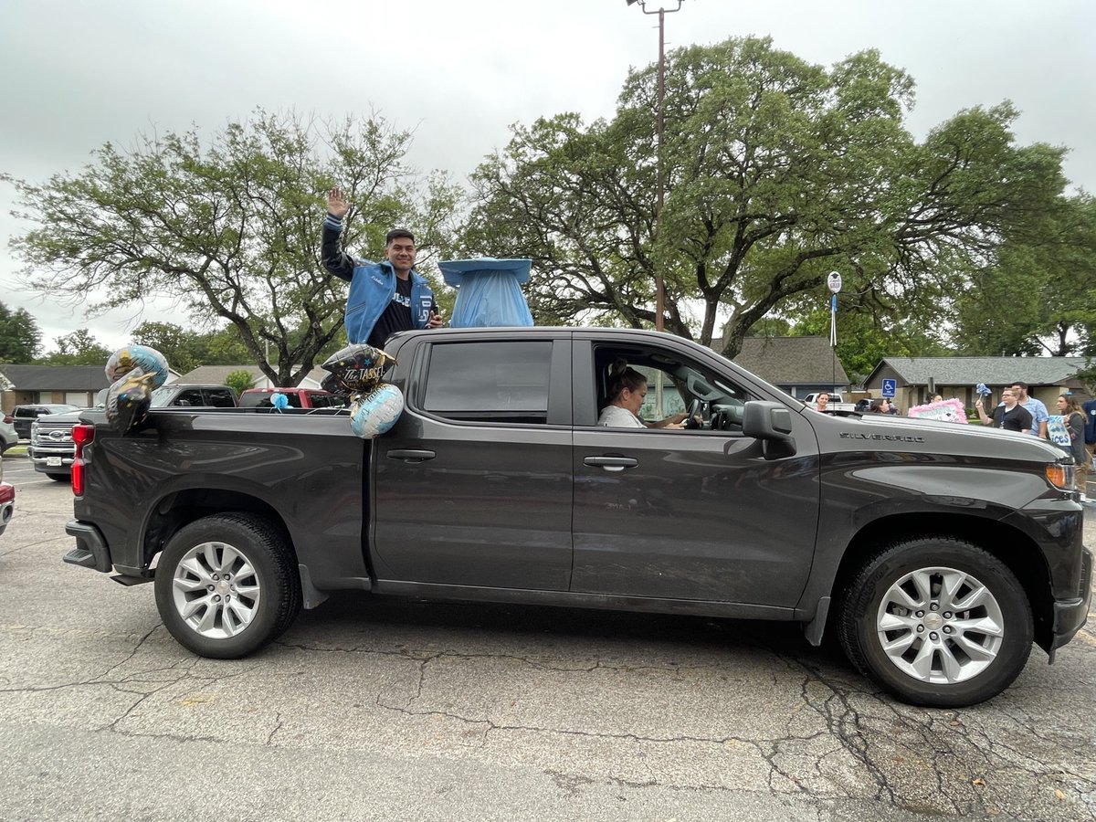 VReyes15's tweet photo. Had so much fun at the Senior Sendoff Parade !🎉 Special thanks to all the staff who made signs and cheered LOUDLY!🥳 Congrats Class of 2022!🎓 #ProudPrincipal https://t.co/3wcaqbtFji