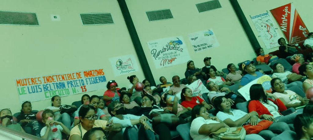 MinMujerVe's tweet photo. #26May La gran marea de mujeres de estado #Amazonas se suman al cierre del #CongresoVenezolanoDeLasMujeres 

#MiClapProductivo https://t.co/ebRt1eQ9Md