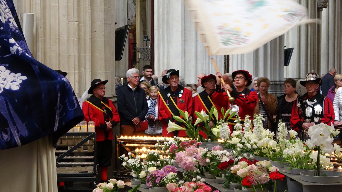 JanPommer's tweet photo. Een mooie traditie van het Sint Joris Gilde uit Berlicum om in de meimaand naar de Sint Jan te gaan en een vendelgroet te brengen aan de Zoete Lieve Moeder van Den Bosch https://t.co/sk0wnPnxcm