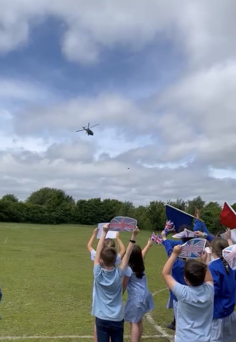 HagbourneSchool's tweet photo. What an experience! We all went out on the field today to watch the Jubilee Fly Past come to Hagbourne! 👑🇬🇧🚁 https://t.co/Muq1bniXmq