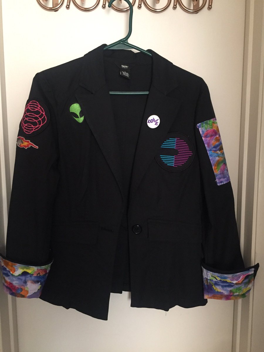 xylopam's tweet image. It’s finished guys!!!!😁
I added a little alien on the front and instead of higher power on the back, I put my name in Kaotican. 
What do you think?? 😁#6dayscountdown