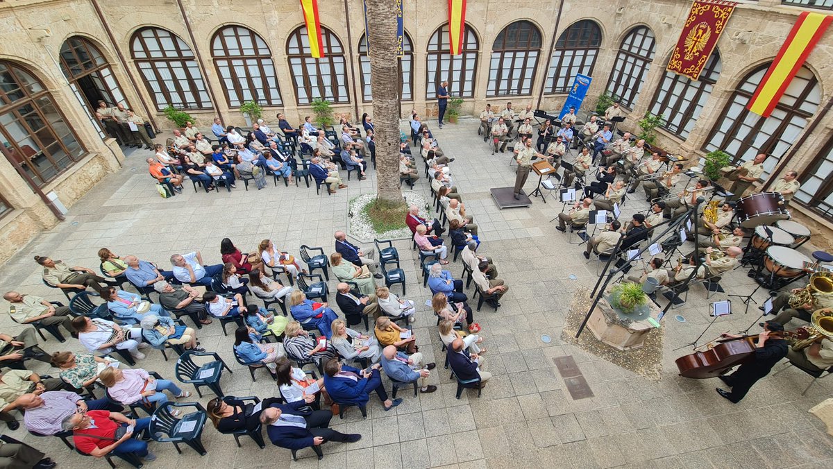 COMGEBAL_ET's tweet photo. #Buenasnoches, esta tarde hemos podido escuchar un magnífico concierto a cargo de la Unidad de Música de la Unidad de Cuartel General de la #COMGEBAL, en el claustro del antiguo convento de Sta. Margarita en el #CHCM de Calle San Miguel.
@MCANA_ET @EjercitoTierra #DIFAS22 https://t.co/6akMPcD7ID