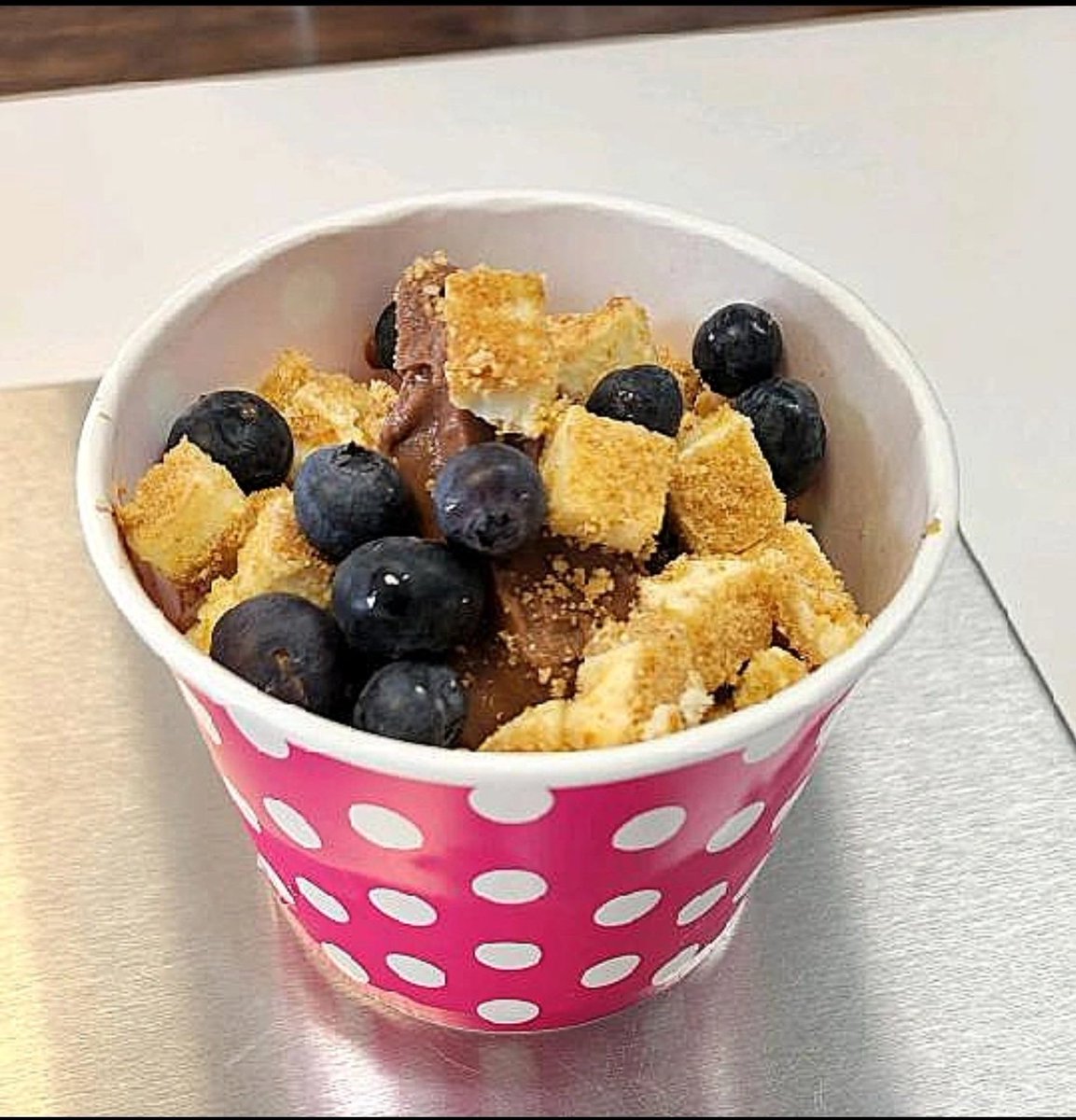 igloofyb's tweet photo. Perfect way to celebrate National Blueberry Cheesecake Day! 
Fresh Blueberries with Cheesecake Bites on top of Chocolate Almond-Milk Ice Cream!! 🤤🫐🍰🍫
Stop in or find us on DoorDash!! 
Open 2pm-9pm 
#dairyfree #almondmilk #blueberries #cheesecakebites #nationalcalendarday https://t.co/oQHgZEdRC7