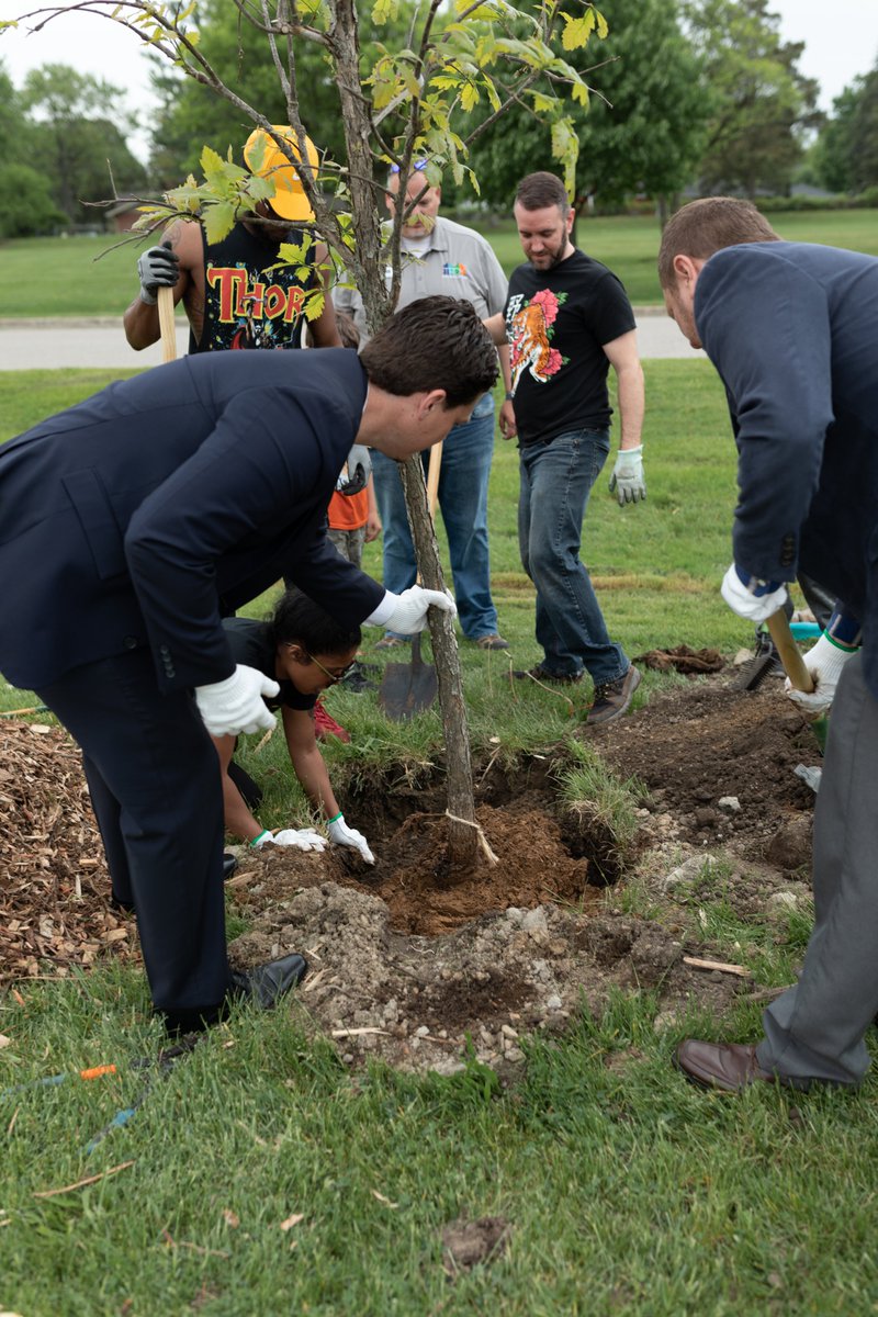 NTGFreight's tweet photo. Our team in Detroit supported @ReLeafMichigan's mission to educate the public on the value of trees and how to properly select, plant, and maintain them by planting trees in Boulan Park as part of our partnership and shared vision to Go for Neutral.
#GoforNeutral #Beon #GoBeon https://t.co/rHNTuSl7Kp