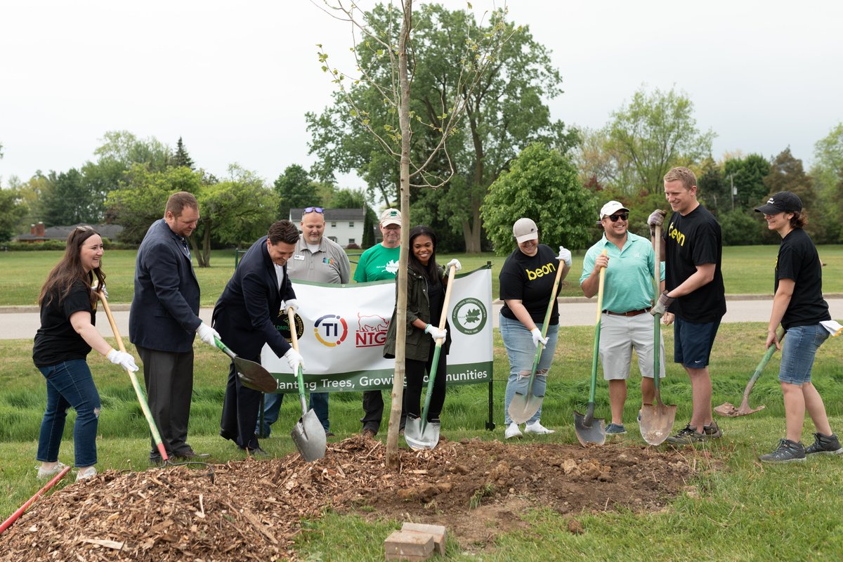 NTGFreight's tweet photo. Our team in Detroit supported @ReLeafMichigan's mission to educate the public on the value of trees and how to properly select, plant, and maintain them by planting trees in Boulan Park as part of our partnership and shared vision to Go for Neutral.
#GoforNeutral #Beon #GoBeon https://t.co/rHNTuSl7Kp