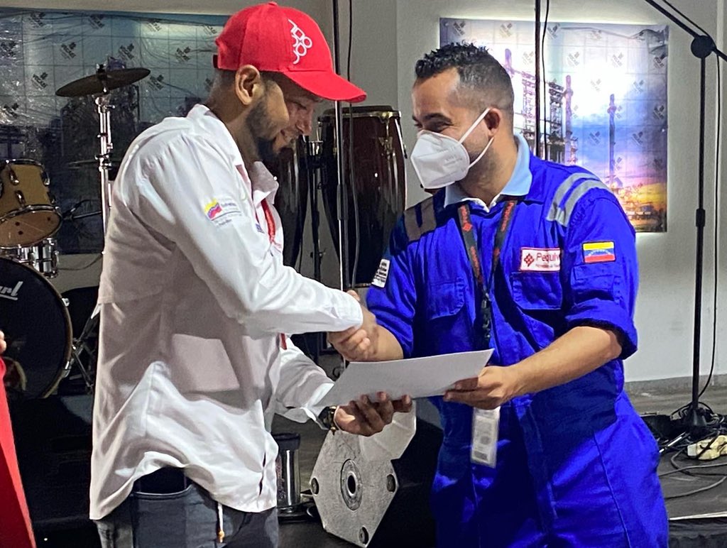 JuventudCPJAA's tweet photo. Durante la jornada se reconoció el gran desempeño de Eloy Gómez y Jean Ramos, ambos pertenecientes a @PrensaPequiven por su ardua labor.

#Jóvenes dedicados y comprometidos con nuestra #industria.

@pequivensa @tellechearuiz @tareckvzla @douglasavila644 @pequivenjose https://t.co/89IDxK2JV4