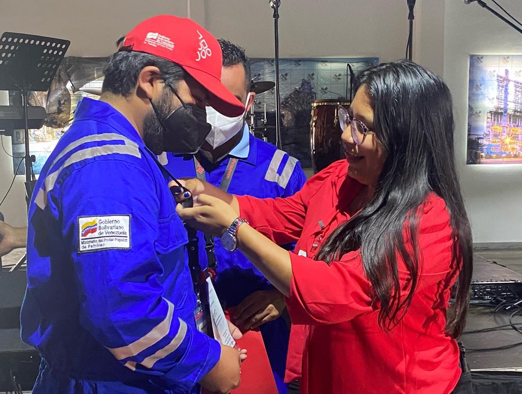 JuventudCPJAA's tweet photo. Durante la jornada se reconoció el gran desempeño de Eloy Gómez y Jean Ramos, ambos pertenecientes a @PrensaPequiven por su ardua labor.

#Jóvenes dedicados y comprometidos con nuestra #industria.

@pequivensa @tellechearuiz @tareckvzla @douglasavila644 @pequivenjose https://t.co/89IDxK2JV4